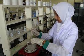 Menanam lidah buaya mesti mengikuti irama hidupnya yang sesungguhnya, seperti di habitat asalnya yang cukup natural. Keren Siswa Sukoharjo Bikin Hand Sanitizer Dari Lidah Buaya