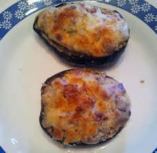 La berenjena es el fruto de la planta solanun melongena, una herbácea anual de la familia de las solanáceas, con poco aporte calórico, rico en minerales y vitaminas. Berenjenas Rellenas De Jamon Serrano 1080 Recetas