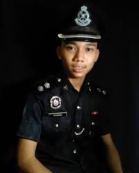 Saya kehilangan anak tetapi kematiannya masih belum terbela, jadi saya mahu menuntut ganti rugi, kami sekeluarga sungguh kecewa dan tidak berpuas katanya, keputusan yang dibuat mahkamah koroner bukan satu perkara mudah dan ia mengambil masa lama kerana perlu memanggil saksi dan. Gambar Pangkat Polis Diraja Malaysia