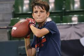 Tom brady / children / age Look Tom Brady Teaching Son Solid Passing Mechanics On Asian Football Tour Upi Com