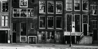 Wem das warten zu lange wird, hat seit dem jubiläumsjahr die möglichkeit, das museum online auf einem virtuellen rundgang zu besichtigen. Die Geschichte Des Hinterhauses Anne Frank Haus