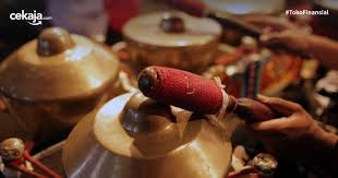 Bonang sendiri terbuat dari bahan kuningan. 6 Alat Musik Tradisional Indonesia Yang Mendunia Sudah Pernah Mainkan