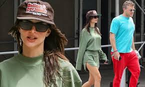 American actress and model, she is the daughter of american parents and … Emily Ratajkowski Puts On A Very Leggy Display In Moss Green Skirt