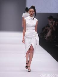 If you've got the wrong size or see any fault in the products you've purchased, just return them to us, we'd happily replace them. Busana Pesta Nan Elegan Untuk Hijabers Karya Jenahara Di Jakarta Fashion Week