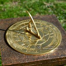 An example of a horizontal sundial set up to work in the northern hemisphere. Apollo Sundial In Polished Brass Garden Sundials Garden Shop