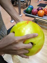 Jika dengan tumpuan awalan maka gunakan tolakan satu kaki atau dua kaki. Main Bowling Gratis Di Jsc Bowling Centre Info Wisata Kuliner Hotel Dan Fotografi