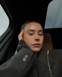 last selfie of 2022 💋 #minimalmakeup #fentybeauty