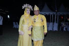 Apbd 2006 memberikan alokasi belanja publik rp 1.577.946.416.580 (71,59%), sedangkan belanja aparatur rp 626.138.312.420 (28,41%). Jokowi Pakai Baju Adat Melayu Saat Pagelaran Budaya Lintas Etnis Di Sumut