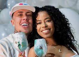 MC Daniel faz carinho na barriga da namorada: 'Amo essa vida de pai de  família'