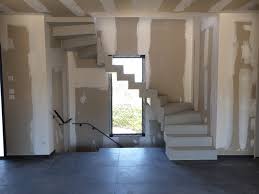 Très appréciés des amateurs d'architecture d'intérieur moderne, ils offrent également un certain cachet aux pièces dans lesquelles ils sont installés. Magnifique Escalier Cremaillere Deux Quart Tournant En Beton Cire Vernis Mat Couleur Poivre Blanc A Genas Pres De Mezieu Et De Lyon Pour Un Constructeur Jean Pascal Scal In