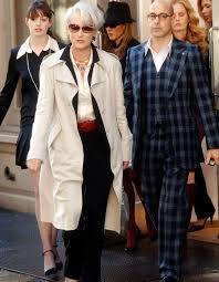 Du côté des prix, la pop le diable s'habille en prada la plus chère 💰 (selon nos estimations) est miranda priestly, estimée à 11,00€. Les Looks De Miranda Et Nigel Les 10 Tenues Inoubliables Du Diable S Habille En Prada Elle
