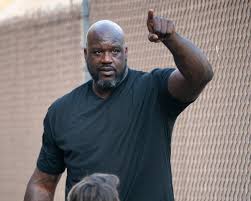 Kawhi leonard and shaquille o'neal compare hands and then shaquille o'neal ask kawhi leonard to slap charles barkley. Watch Shaquille O Neal Completes A Hilarious Take On The Kawhi Leonard Water Bottle Challenge Essentiallysports