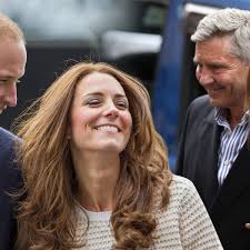 While kate middleton delivered some major news, she kept her famous kids close to her heart with help from a sweet accessory. Herzogin Kate Insider Carole Ist Wie Eine Zweite Mutter Fur Prinz William Bunte De