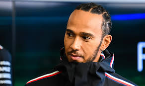 Lewis Hamilton zachowuje się jak mistrz. Chce być "pozytywnym światłem" dla  Mercedesa