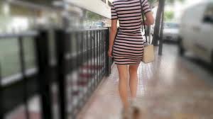 Caminando con un vestido corto ajustado por la ciudad