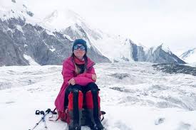 Merve leaks Her body is slim to average build with M cups