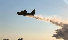 Η φωτιά καίει χαμηλή βλάστηση, ενώ για την κατάσβεσή της επιχειρούν ισχυρές. A99cpmgglxdj9m