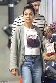 Mila kunis looks ridiculously pretty with no makeup on new magazine cover. Mila Kunis Goes Makeup Free As She Steps Out With Ashton Kutcher To Buy Flowers In Los Angeles Daily Mail Online