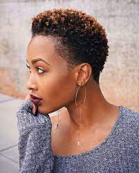 La coupe afro femme se résume souvent aux cheveux crépus que l'on aurait laissés pousser simplement, mais la texture et la beauté du cheveu afro la signification politique ayant quelque peu laissé place à une certaine popularisation, les cheveux défrisés se sont vus devenir tendances au. 1001 Photos Pour La Coiffure Africaine Savoir Les Options