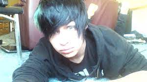 Good atleast we can have jobs, fr.ing last couple of years tired of loosing jobs because of outsourcing companies. Emo Boy With Green Hair Emo Jungs Foto 36309129 Fanpop