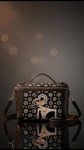 Perkenalkan Tas Etnik Eksklusif dengan sentuhan motif tradisional yang  artistik dan penuh makna. Dirancang untuk kamu yang ingin tampil beda, tas  ini memadukan keindahan budaya Nusantara dengan desain ...
