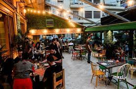 Η εστίαση έχει μείνει κλειστή σχεδόν έναν χρόνο, ανοίγει με πολλούς περιορισμούς και χωρίς μουσική, σημειώνεται στην ανακοίνωση και προστίθεται: E3egersh Sthn Estiash 8a Pai3oyn Moysikh Paraskeyh Kai Sabbato Libre