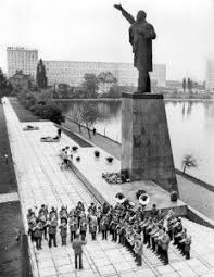 Der Merseburger Gotthardteich Mit Der Alten Lenin Statue Und Einer Kapelle Bilder Statue Geschichte
