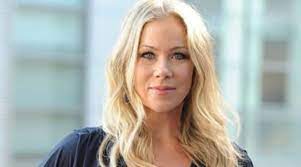 She began her acting career since her adolescent age. H Dfhyetrevlim