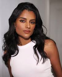 Simone Ashley via Alex Babsky "Today; @simoneashley in London 🧡" :  r/SimoneAshleyFans