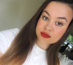 Extensive luxury cosmetic and skin care line. Kjhacademy Makeup Look Champagne Eyeshadow And A Bold Red Lip A Woman S Confidence