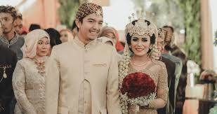 Wawasan tentang pakaian adat jawa berdasarkan pengetahuan, sumber, unsur dan fungsinya dengan beberapa jenis atau nilai keindahan. Harga Kebaya Pengantin Adat Jawa Sunda Yang Cantik Jual Baju Brokat Kebaya Modern Untuk Pesta Pengantin Wisuda Terbaru