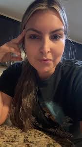 Lindsey Fox's Instagram, Twitter & Facebook