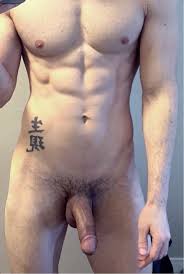 Joven desnudo con un pene grande y grueso lleno de lujuria