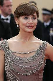 Three years after leaving the programme, she began a singing career, with the cover and hit to. Natalie Imbruglia 1975 Portrait Kino De