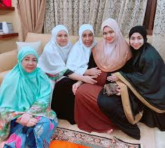 Siti nurhaliza membagikan kabar bahagia soal keluarganya. 10 Momen Perjalanan Kehamilan Siti Nurhaliza Yang Penuh Haru