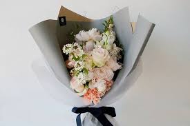 Pin Ot Polzovatelya Joanne Du Na Doske Bouquet Wraps Upakovka Buketov Cvetochnye Kompozicii Cvety
