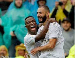 Vinicius junior family consists of father and mother. Karim Benzema Apologises To Vinicius Junior In Clear The Air Talks After Laying Into The Brazilian Daily Mail Online