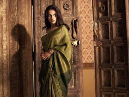 Bölge halkı sarayın hayaletli olduğuna inanmaktadır.kralın soyundan gelen siddharth amerikadan eşiyle birlikte döner. Bhool Bhulaiyaa Review 3 5 Bhool Bhulaiyaa Movie Review Bhool Bhulaiyaa 2007 Public Review Film Review