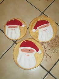 Pour réaliser l'empreinte de main, proposez à l'enfant de déposer sa main sur la pâte aplati et appuyer délicatement dessus afin que l'empreinte se dessine bien sur la pâte. Empreintes De Main Pere Noel Ca Vous Interesse