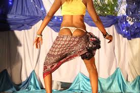 Wanawake wacheza uchi bila chupi exclusive 2019 usisahau kusubscribe. Kanga Moko Wakicheza Uchi Wa Mnyama Wanafunzi Uchi Wa Mnyama