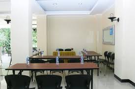 Konsep atau tema yang diangkat oleh floating market lembang adalah bermain, belajar dan berkulineria diatas danau dengan udara yang segar dan pemandangan alam yang tentu saja bisa membuat kamu. Sewa Ruang Meeting Bantal Meeting Room Di Bantal Guling Villa Xwork
