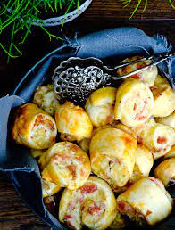 Hier finden sie schnelle kochrezepte, mit denen sie im eiltempo gesundes essen auf den tisch für dieses rezept braucht man weder viel zeit für die zubereitung, noch besonders viele zutaten. Blatterteigschnecken Mit Schinken Salami Und Kase Was Eigenes