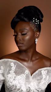 ✨ Bridal style inspo for dark-skinned beauties. Embrace your natural  beauty, and remember, there’s nothing more stunning than radiating in your  own skin. 💖 This neutral look is timeless, perfect for ...