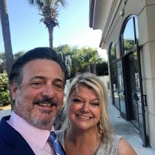 August 1993} With the disappointment of the JRS record deal still  lingering, Hootie & the Blowfish continued mailing their demos to dozens of  record labels only to collect an equal number of