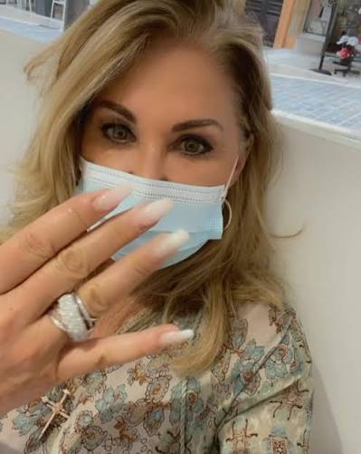 Was sagt ihr dazu im Nagelstudio Maske zu tragen??🙈Ich schwitze immer darunter!! 🙈 Ihr auch??😂😂😂 | Carmen Geiss | Facebook