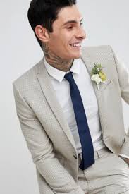 Votre costume de cérémonie peut être mixé avec un chino ou un bermuda en coton chambray pour une note décontractée chic. Hommes Une Selection De Tenues Pour Assister Aux Mariages De Cet Ete La Mariee Aux Pieds Nus