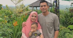 Berita gembira itu dikongsikan oleh. Menjadi Seorang Ibu Bukan Mudah Pertama Kali Lipat Baju Saharul Ridzwan Hargai Pengorbanan Isteri