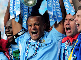 Fernandinho, faltando 7 dias para completar 3 meses. Fernandinho Manchester City Midfielder Signs New One Year Etihad Contract The Independent The Independent