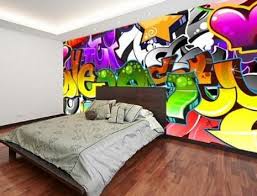 Desain kamar tidur ukuran 3×3, dengan lantai vinyl kayu dan dinding bercat putih, ranjang berwarna hitam dengan seprai dan selimut putih abu akan memberikan gaya kamar minimalis modern nan anggun. Download Desain Grafiti Kamar Cowok