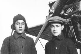 Juan Pablo y Eduardo Aldasoro, cerca de un avión Huntingtón, retrato |  Mediateca INAH